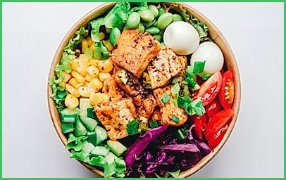 Ensalada saludable con ingredientes frescos