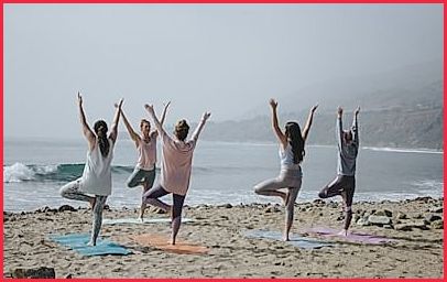 Mujer meditando en posición de yoga